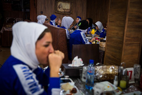 بازیکنان بعد از استراحت کوتاهی مشغول صرف ناهار هستند. آنها  برای حفظ آمادگی جسمانی ملزم به رعایت رژیم غذایی خاصی هستند.